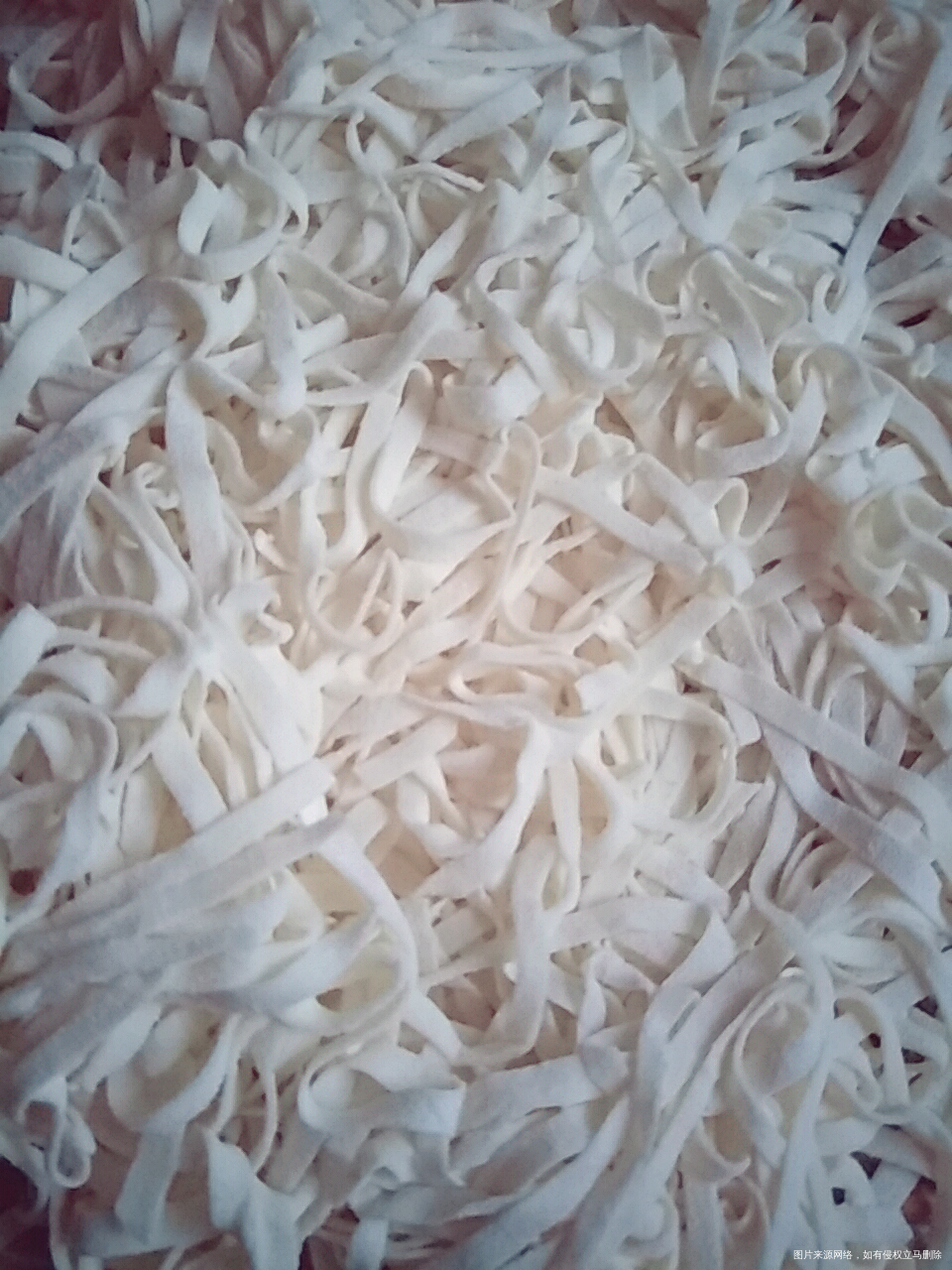 晚饭吃手擀面条,妈妈牌的