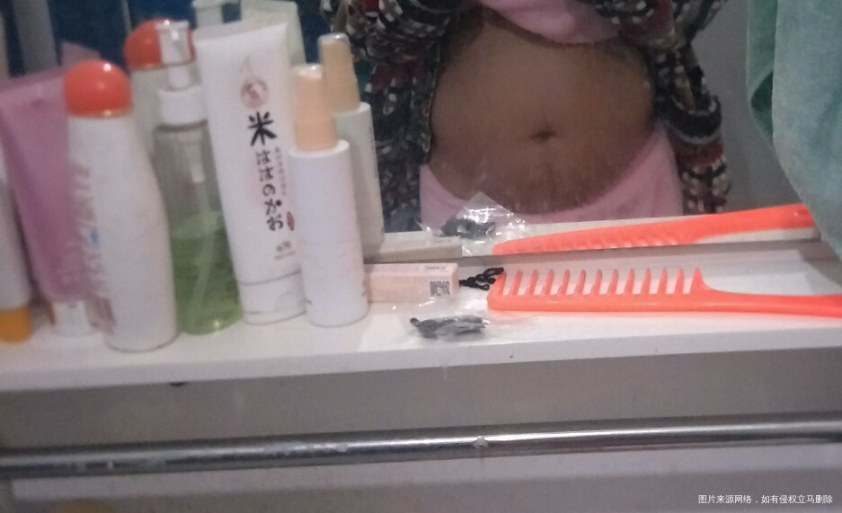 今天28周了,应该是七个月了,最近几天都没出门,天天看电视,都说我的肚子不显,亲...