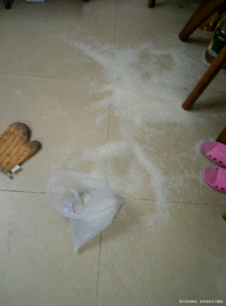 今天感觉喉咙疼牙疼腰疼,没带大小宝出去玩。只是在天台玩了两次。小宝特捣蛋,拔菜抠...