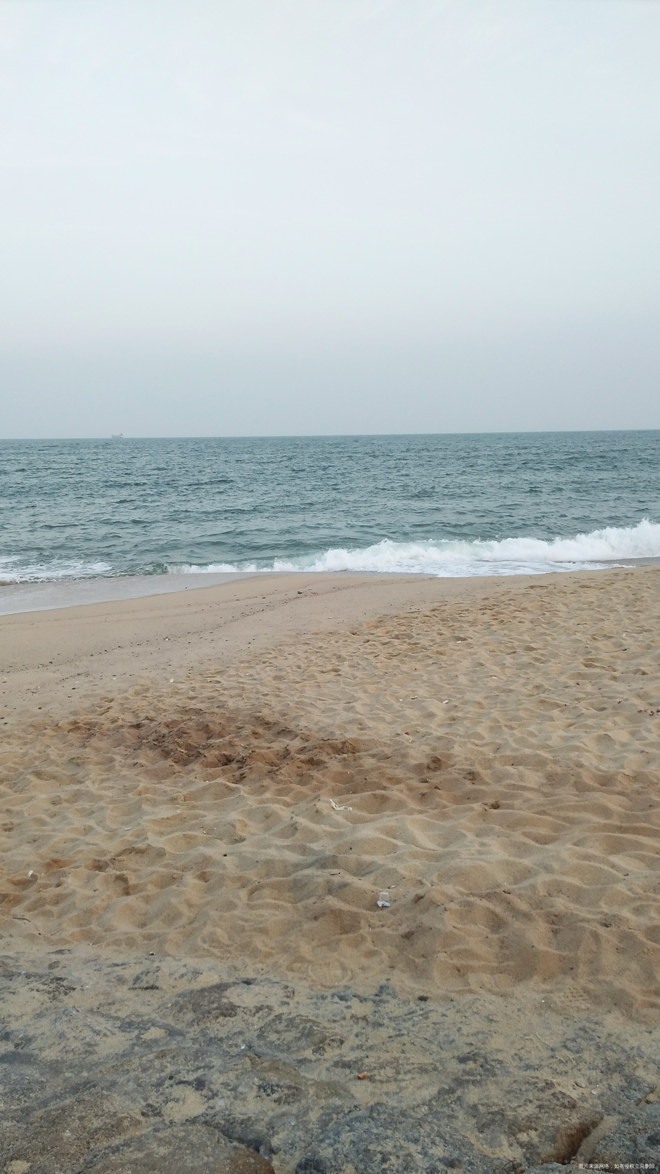 和老公吵嘴了,来海边吹吹风