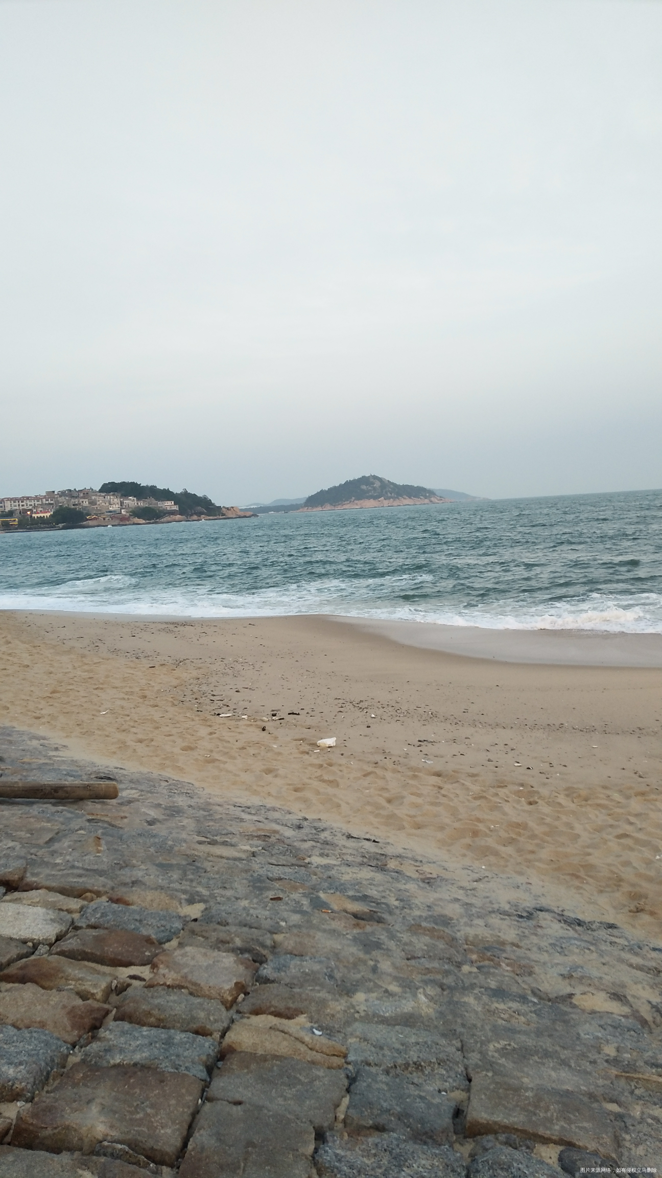 和老公吵嘴了,来海边吹吹风