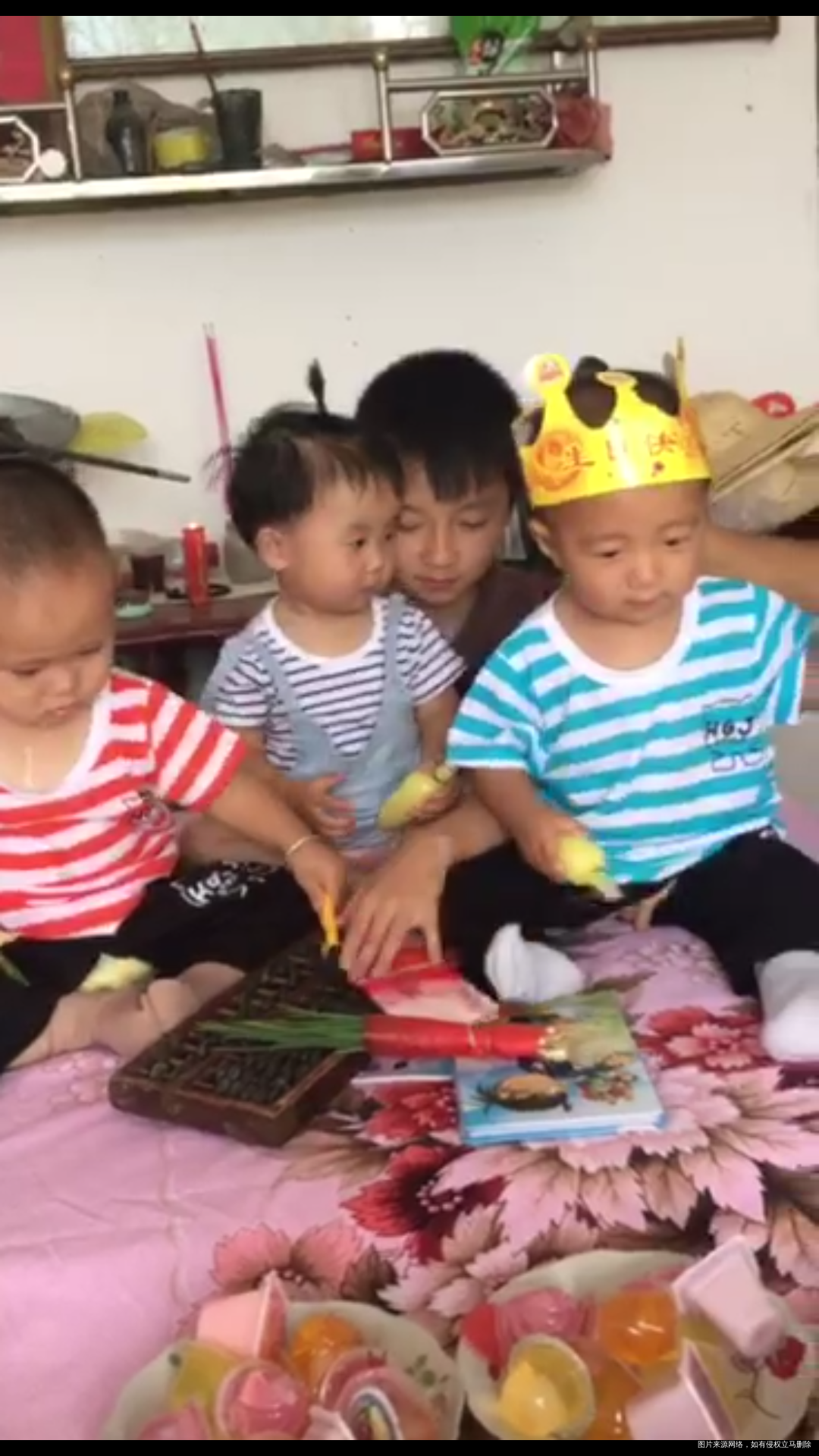 前几天小儿子周岁,老家人发过来的照片