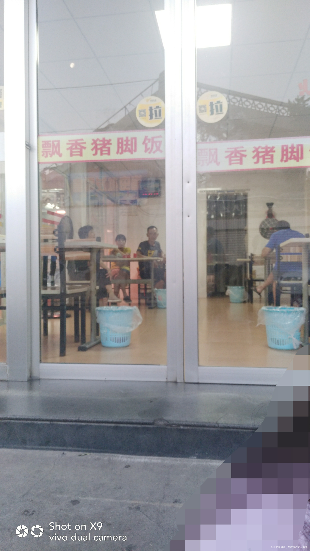 每次没煮饭老公都来吃猪脚饭,我就在外站着