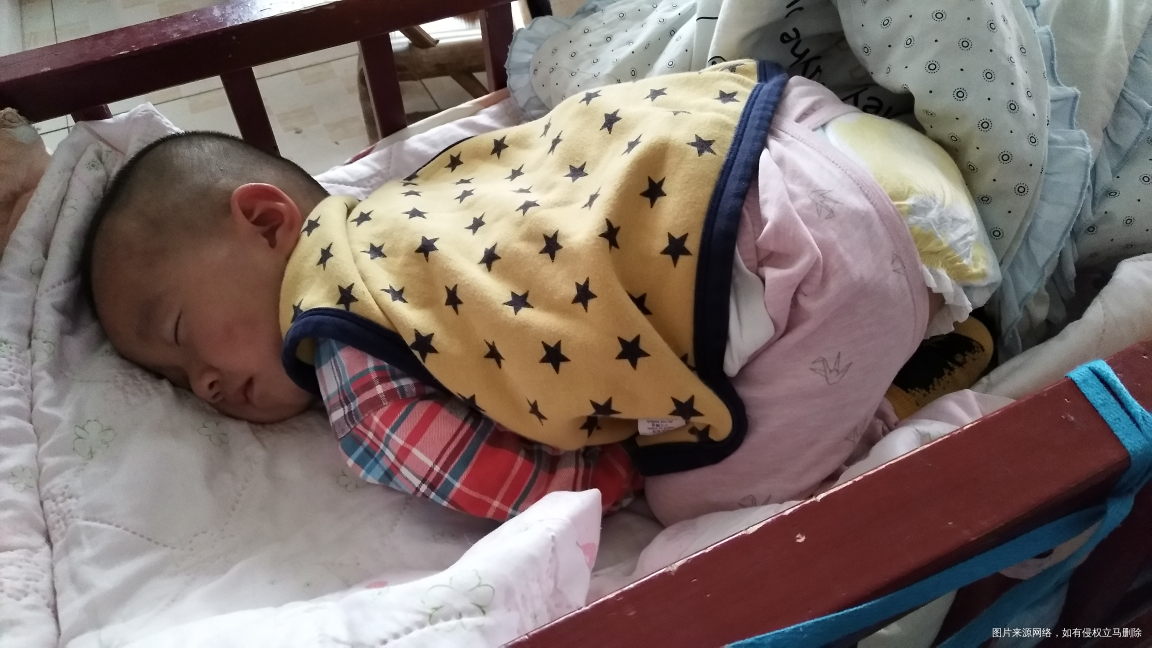 小家伙就喜欢趴着睡,趴着能睡几个小时