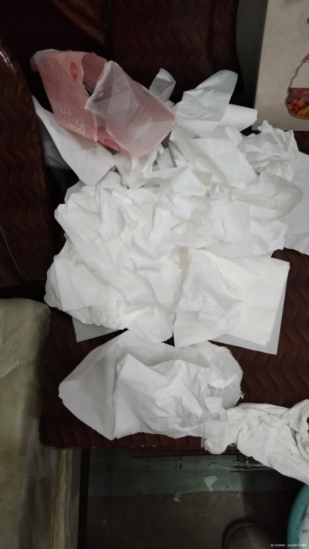 上个厕所回来,这小子就把一包纸全都拉完了