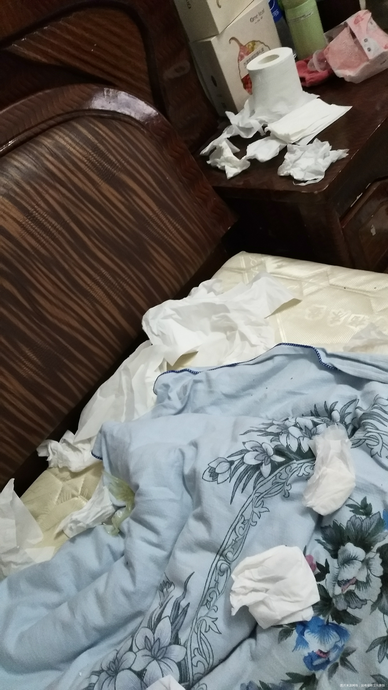 上个厕所回来,这小子就把一包纸全都拉完了