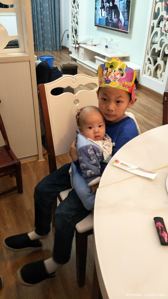 今天大宝八岁生日,小宝出生一百天