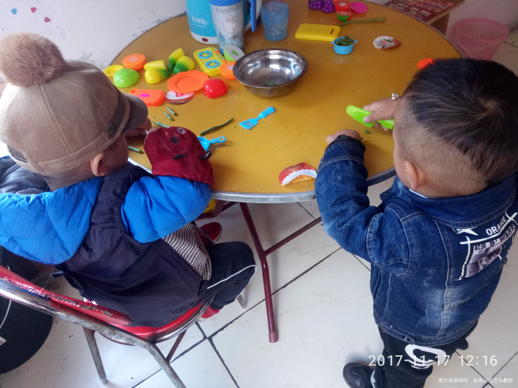 两个大师傅给我们做饭了