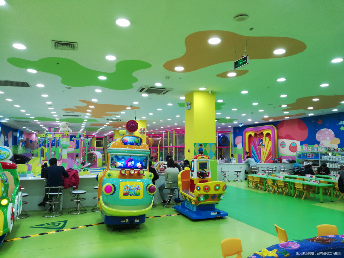 带孩子去游乐场玩了。好累啊。
周末小朋友就是多。还好不是特别挤。
里面挺大的。外…