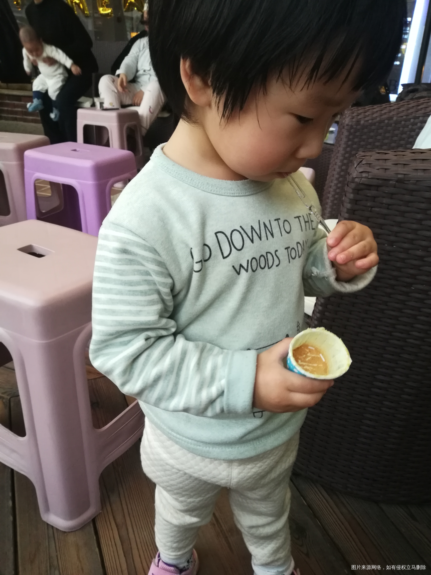 宝宝吃蛋糕。算是吃美了。
吃了好几个。不…