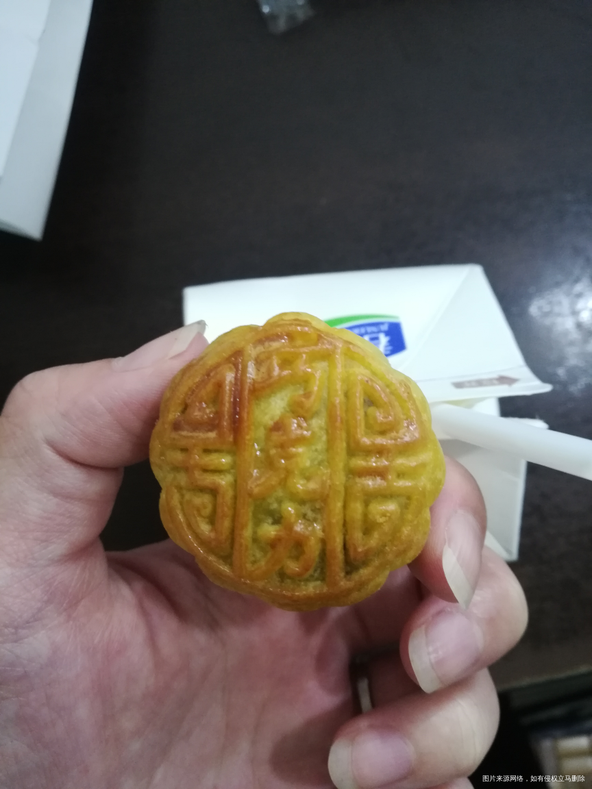 买了几块月饼当早餐😚