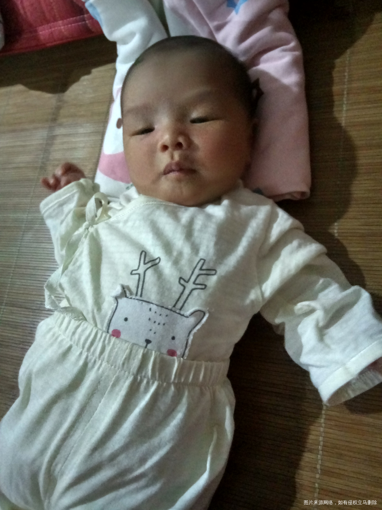 今天宝宝出生十二天了,一天天长大