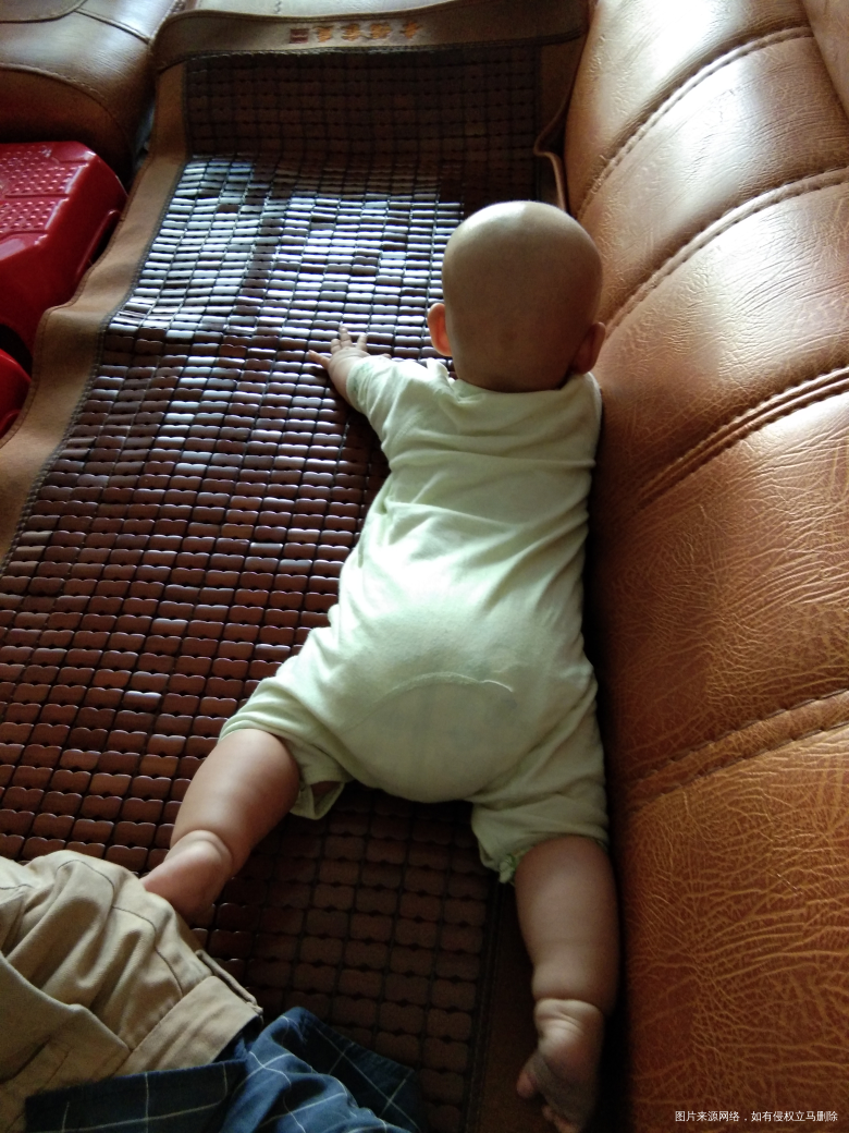 一大早的就在翻身 ,你爸給挤得没位置了。
