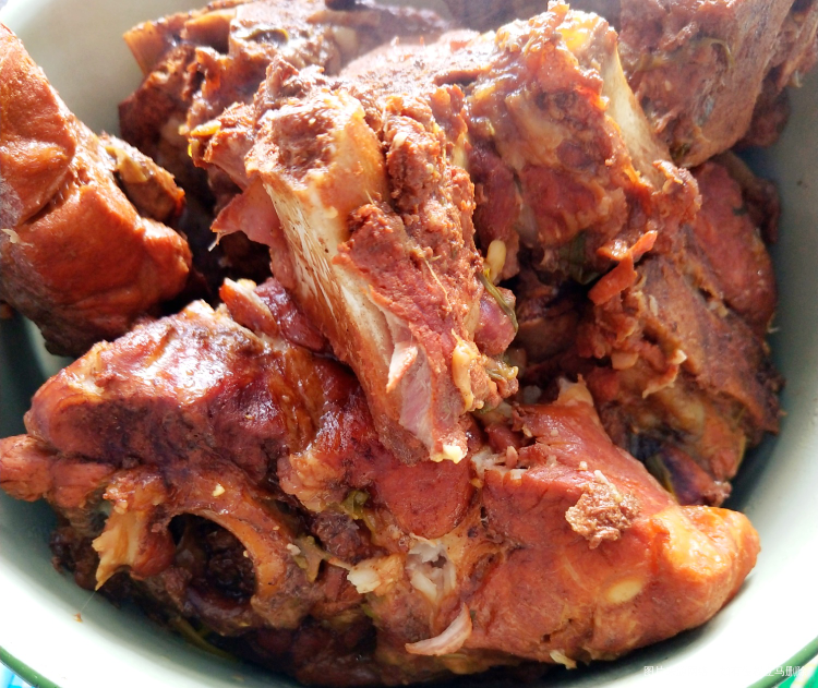 热气腾腾的大骨头出锅了😁