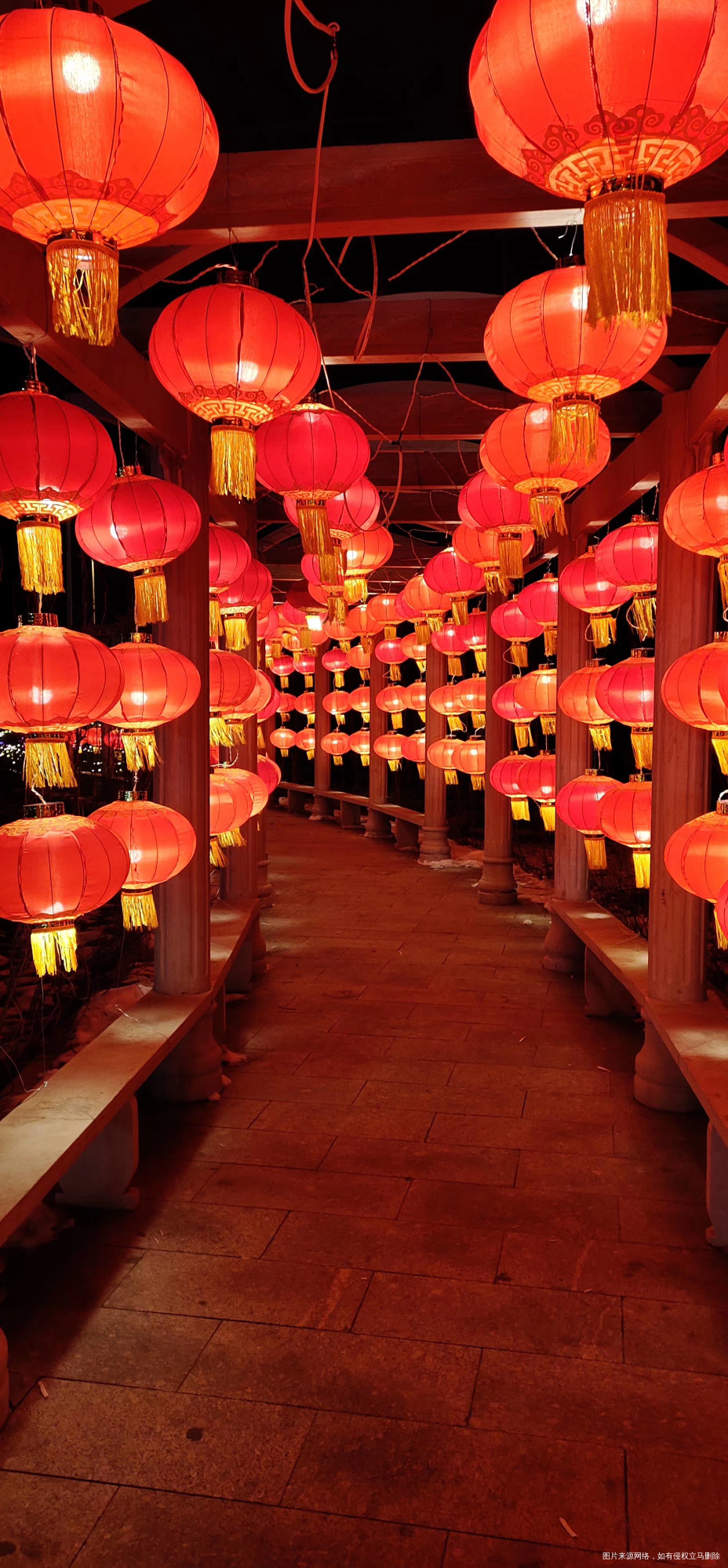 今年的广场彩灯很漂亮,但是现在不知道什么样了