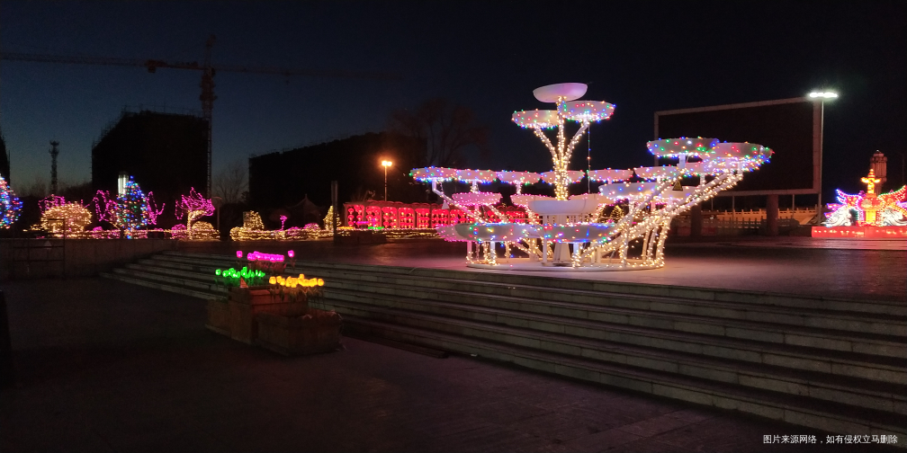 今年的广场彩灯很漂亮,但是现在不知道什么样了