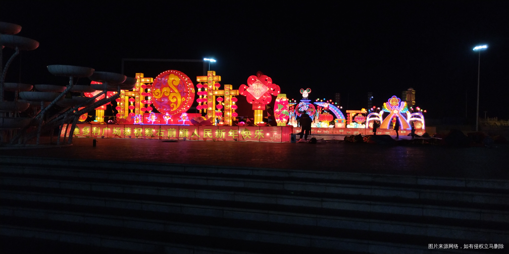今年的广场彩灯很漂亮,但是现在不知道什么样了