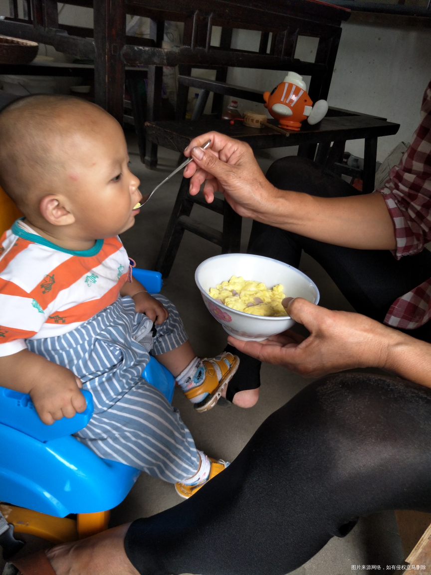 看我儿子吃饭认真的样