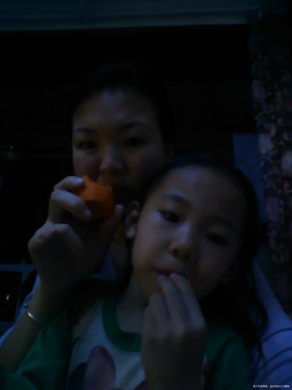 昨晚一起和闺女生吃萝卜