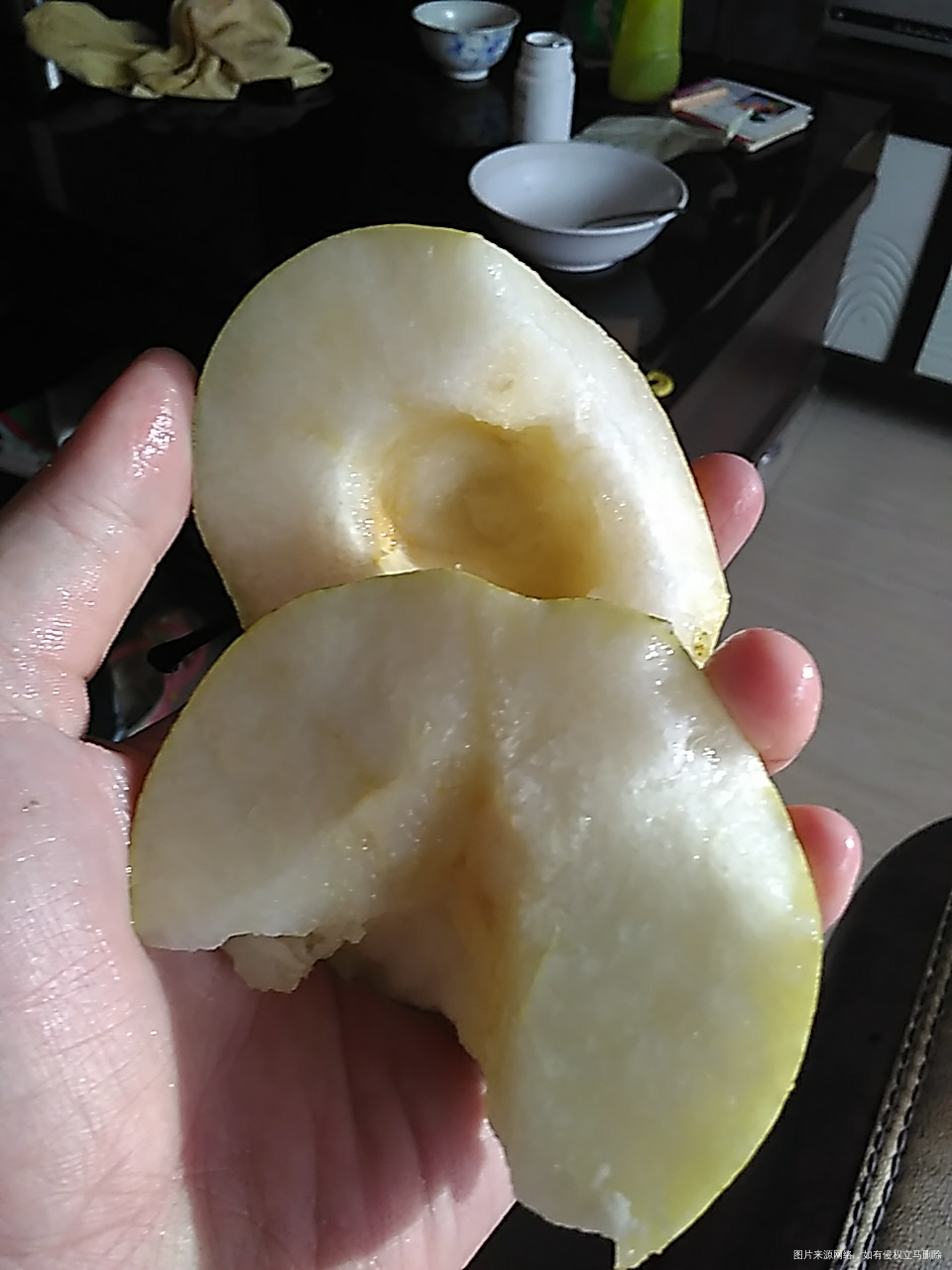 这个梨很丑。但是很甜很脆