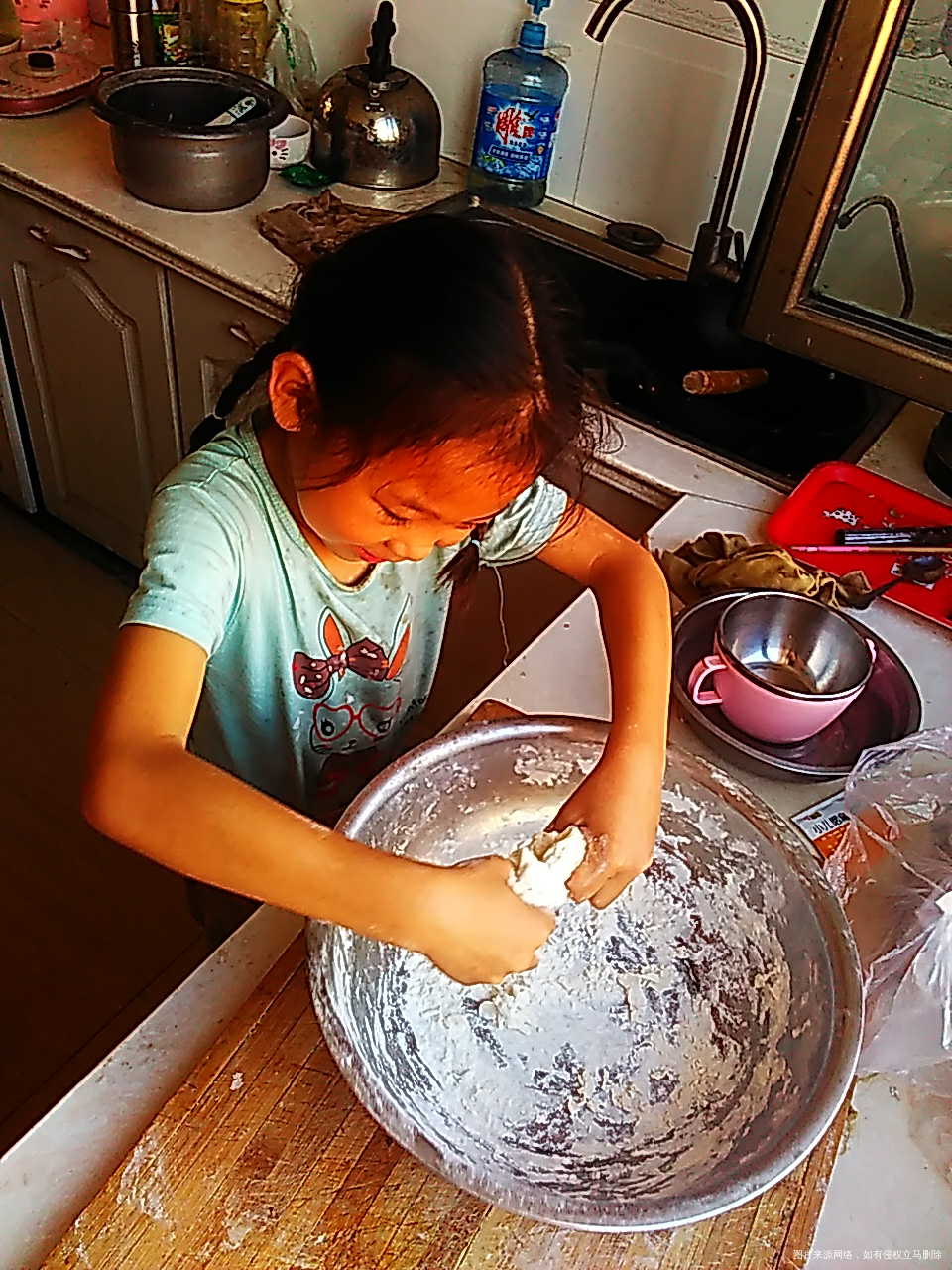 从和面,擀面,切面片,煮面,都是闺女