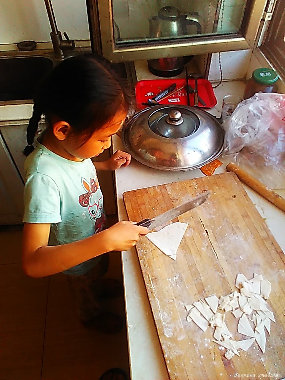 从和面,擀面,切面片,煮面,都是闺女