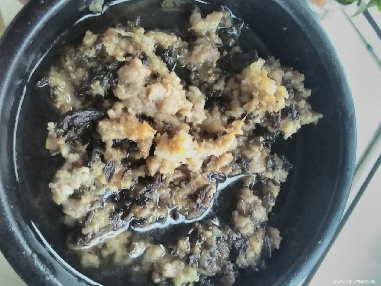 今晚的晚餐梅干菜肉饼,小米粥