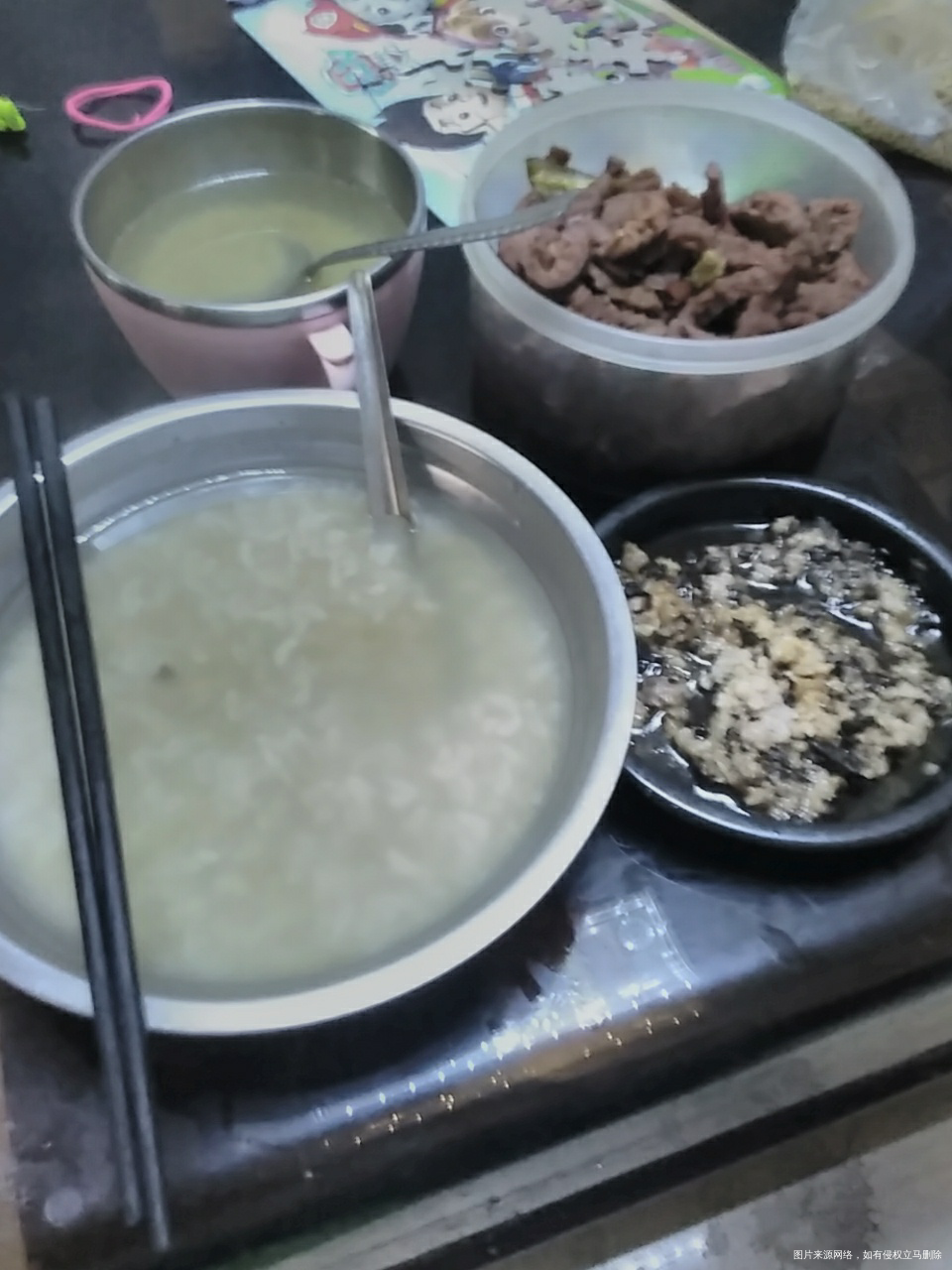 今晚的晚餐梅干菜肉饼,小米粥