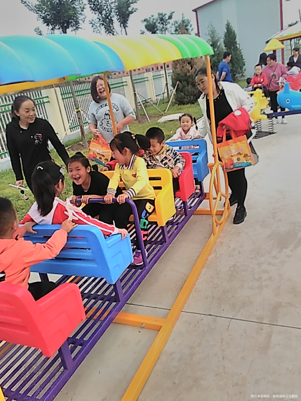 放学了,在幼儿园玩的好开心啊