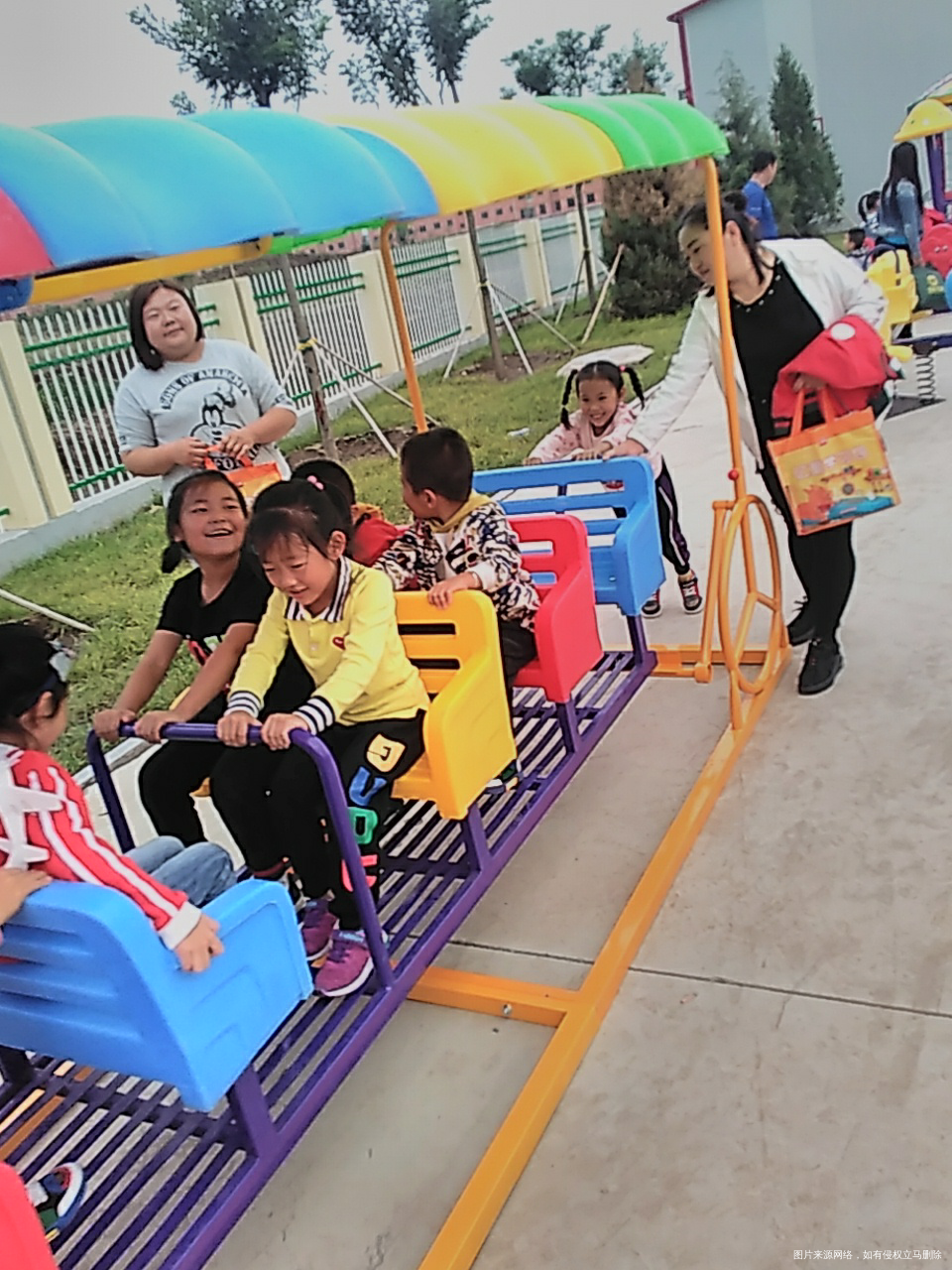 放学了,在幼儿园玩的好开心啊