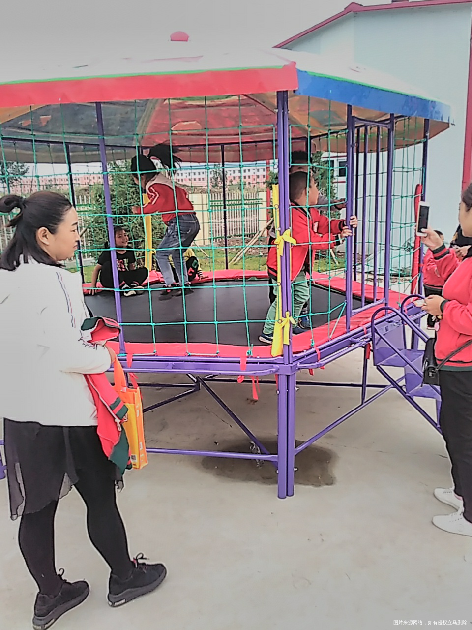 放学了,在幼儿园玩的好开心啊