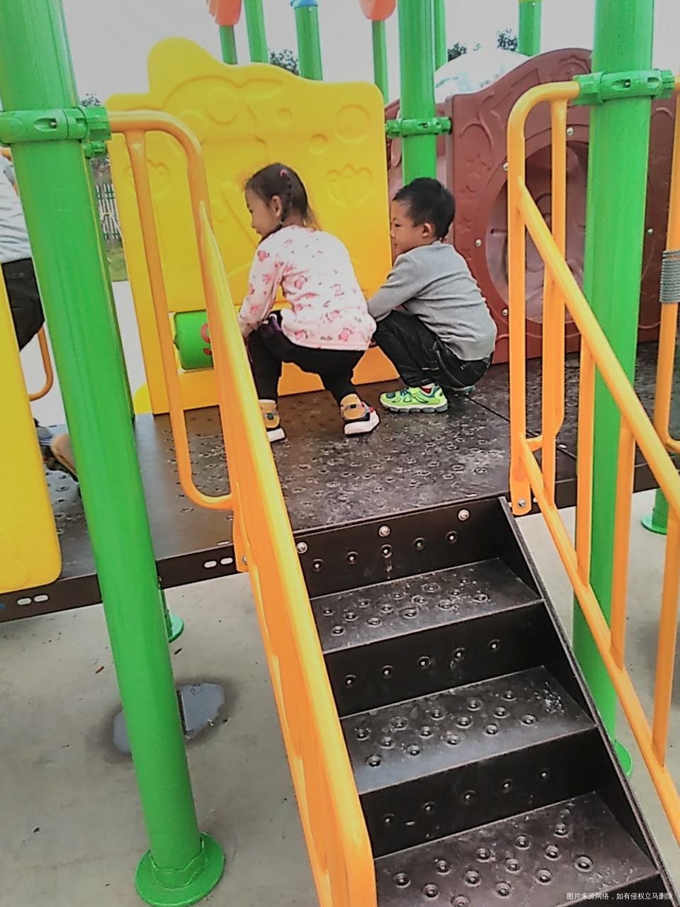 放学了,在幼儿园玩的好开心啊