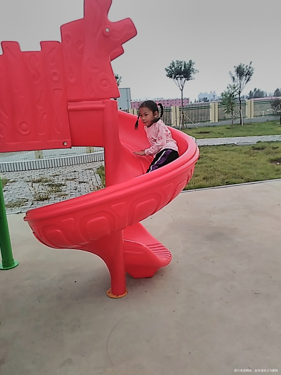 放学了,在幼儿园玩的好开心啊