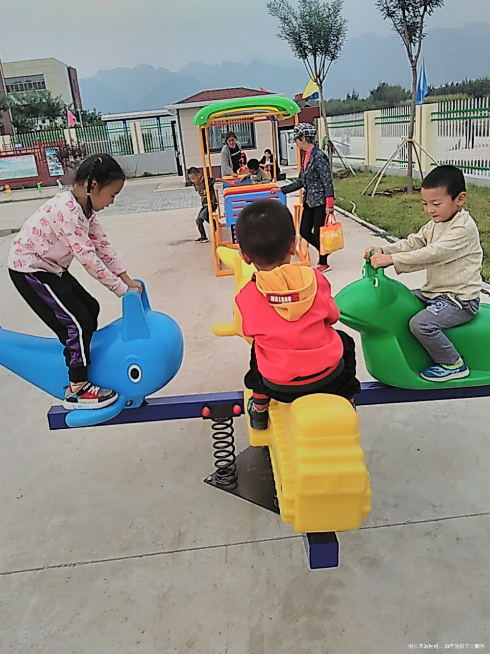 放学了,在幼儿园玩的好开心啊