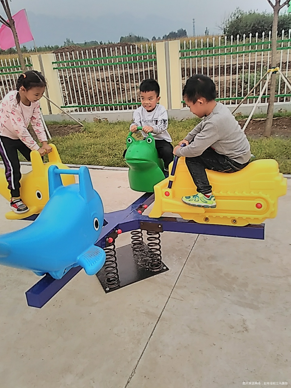 放学了,在幼儿园玩的好开心啊