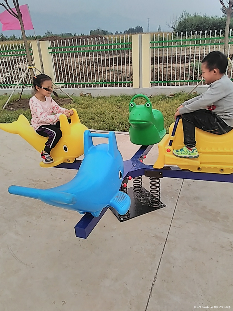 放学了,在幼儿园玩的好开心啊