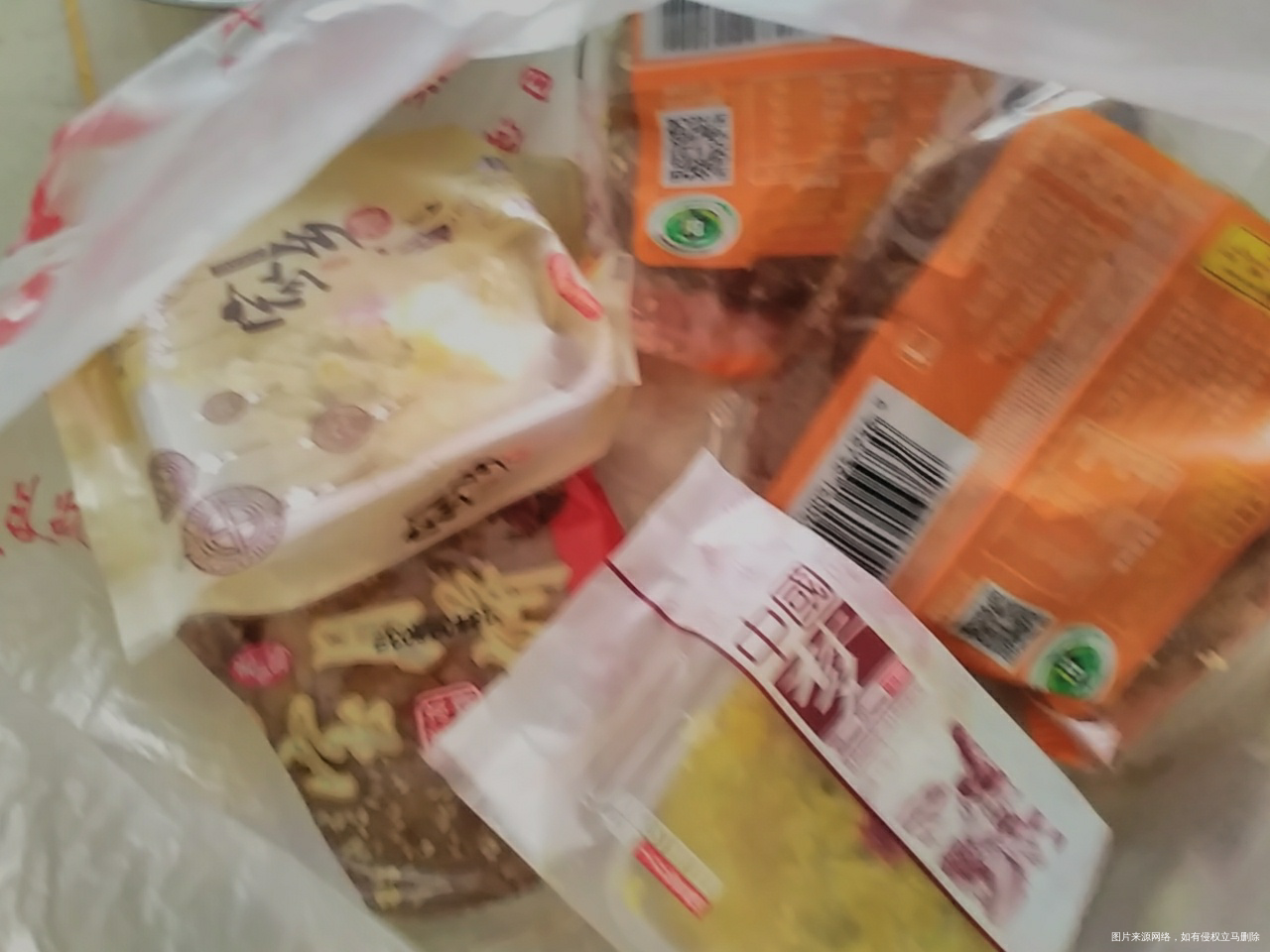 小姑子今天开车送过来的红枣和月饼