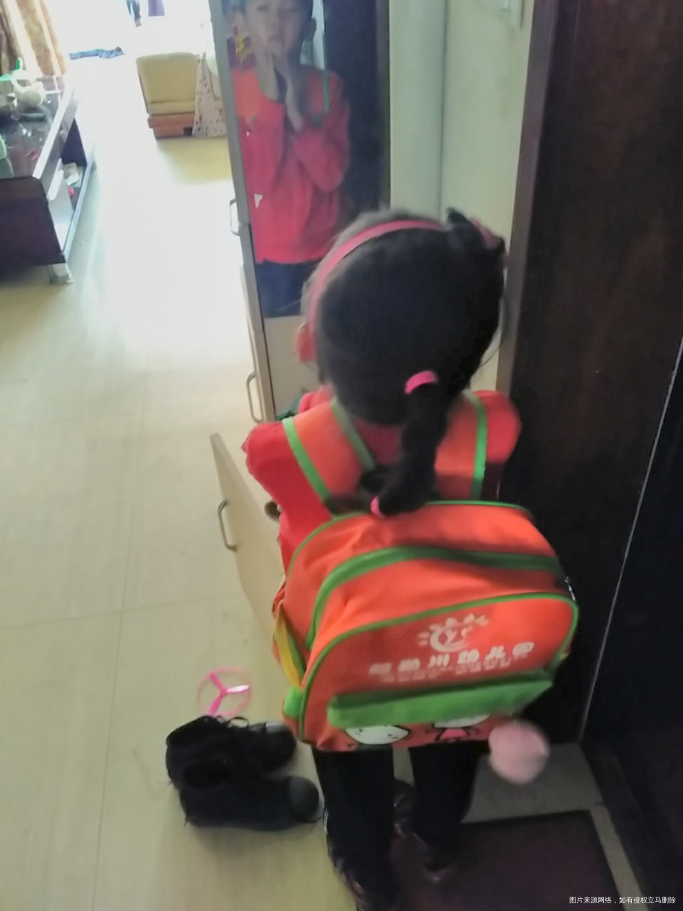 臭美的小屁孩,自己打扮了