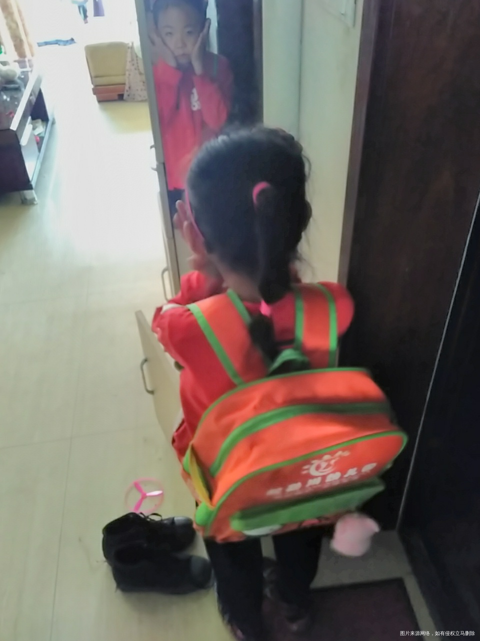 臭美的小屁孩,自己打扮了