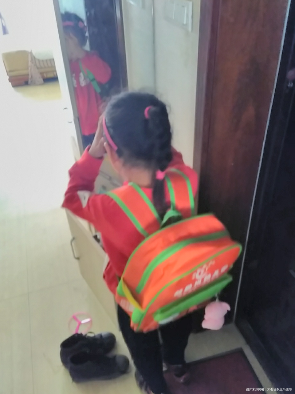 臭美的小屁孩,自己打扮了