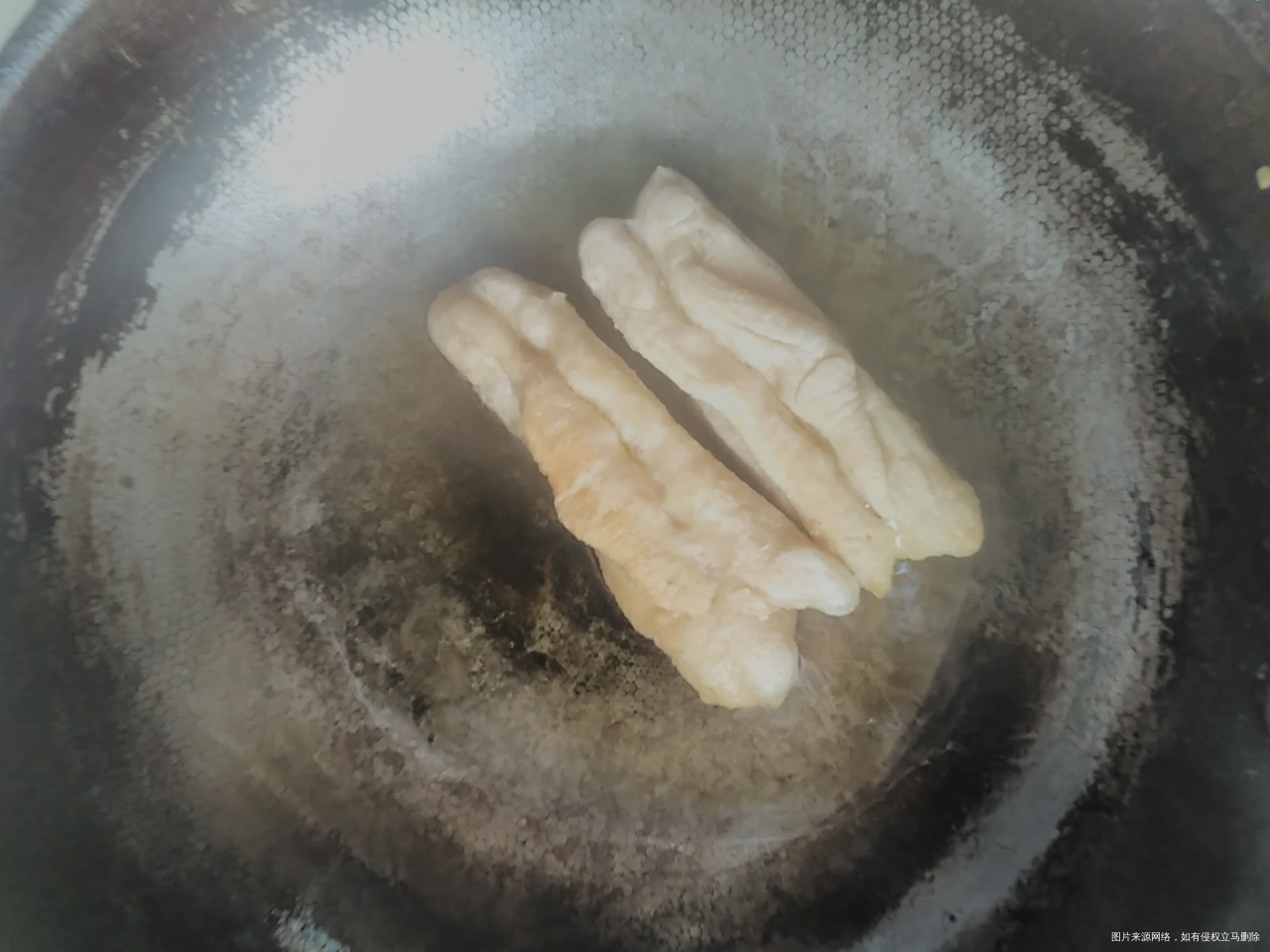 炸点小油条吃吃,有点咸了