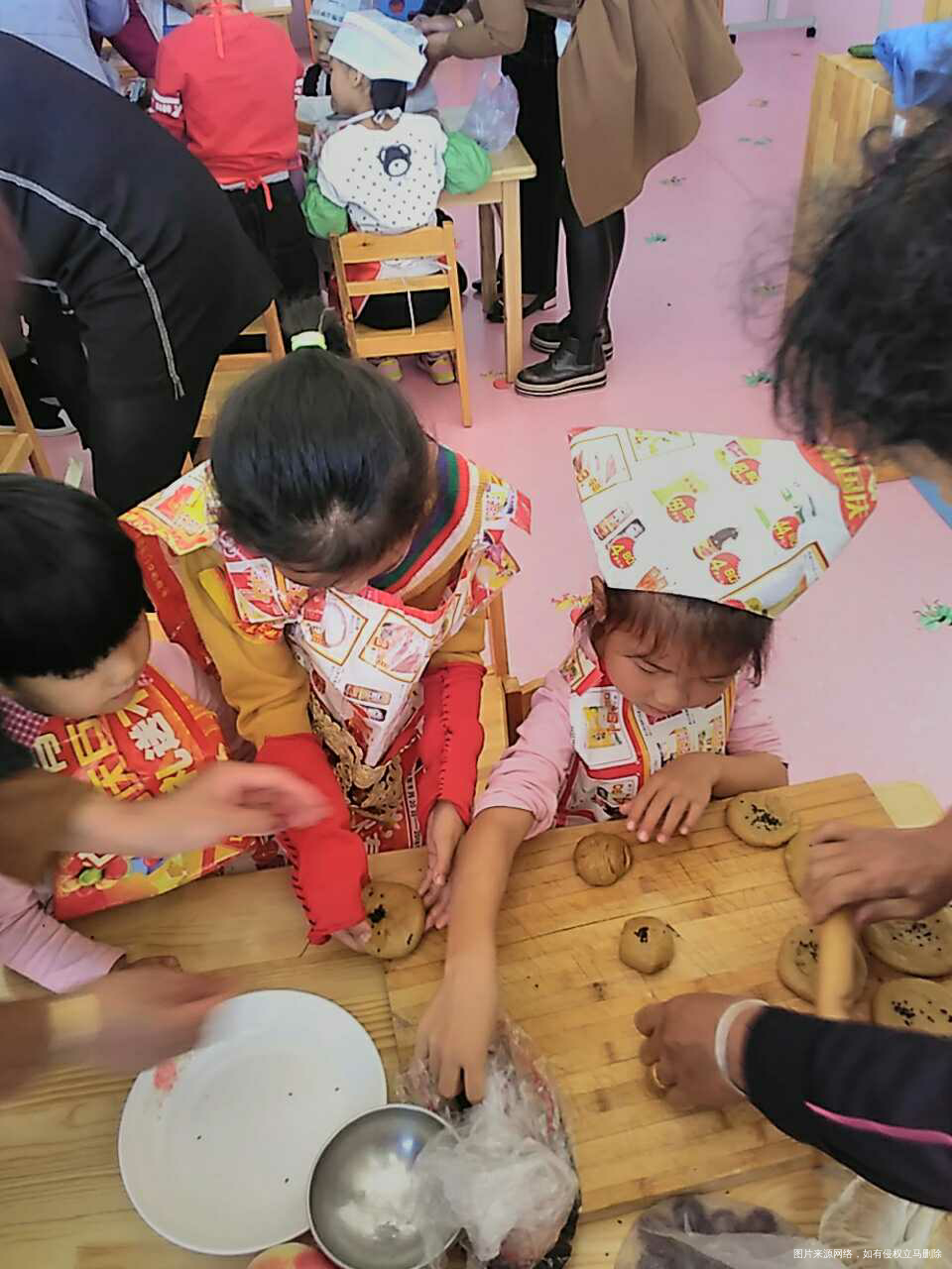 做月饼咯,宝贝们很开心,哈哈