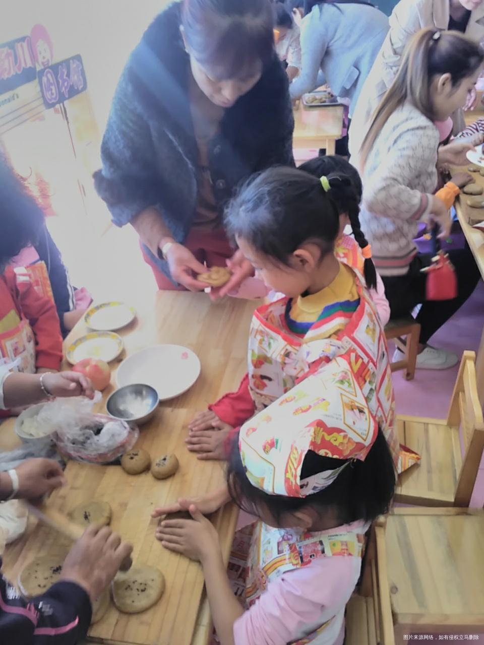 做月饼咯,宝贝们很开心,哈哈