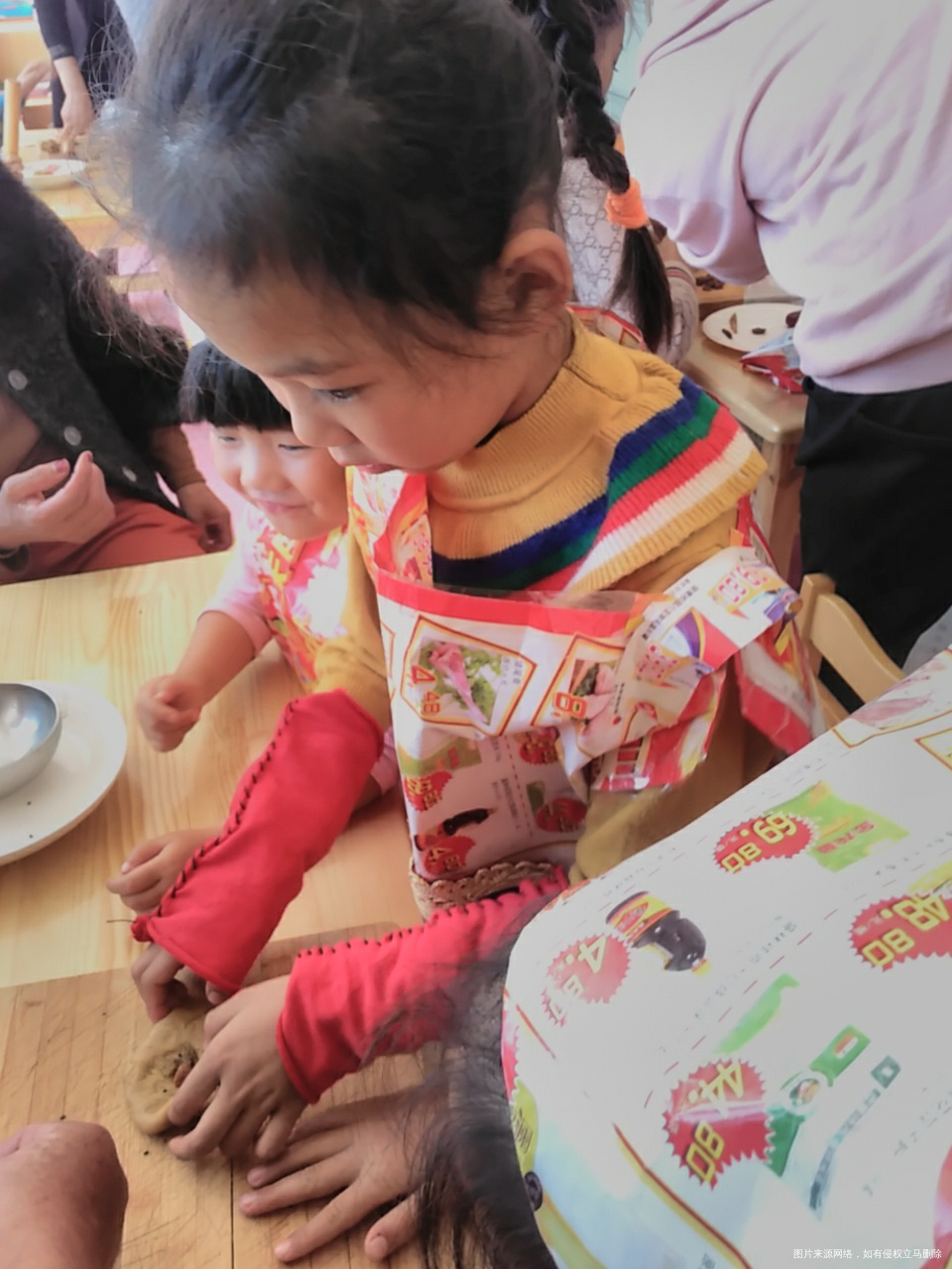 做月饼咯,宝贝们很开心,哈哈