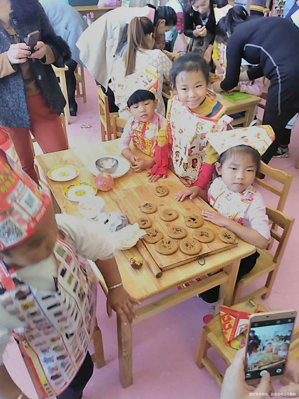 做月饼咯,宝贝们很开心,哈哈