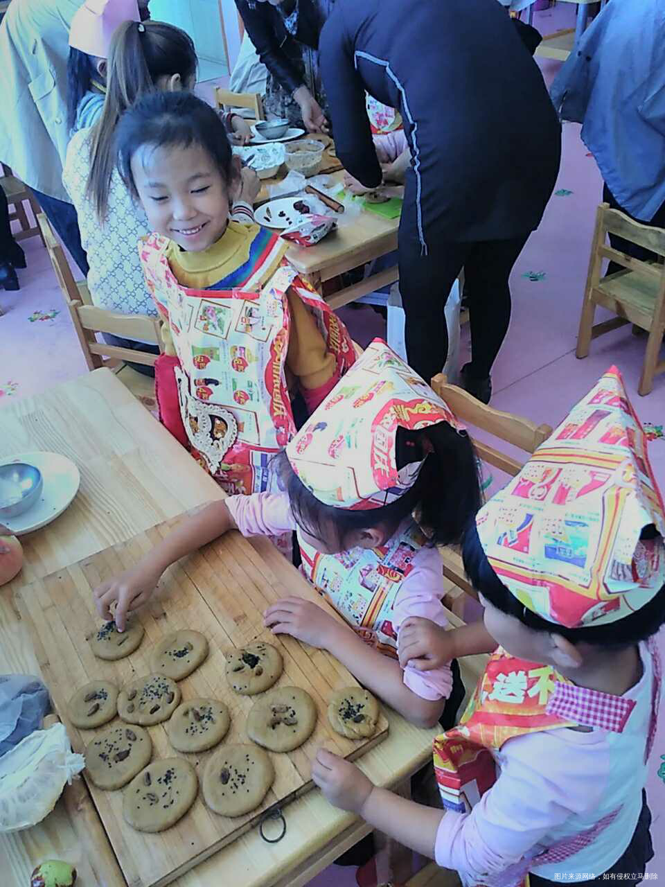 做月饼咯,宝贝们很开心,哈哈