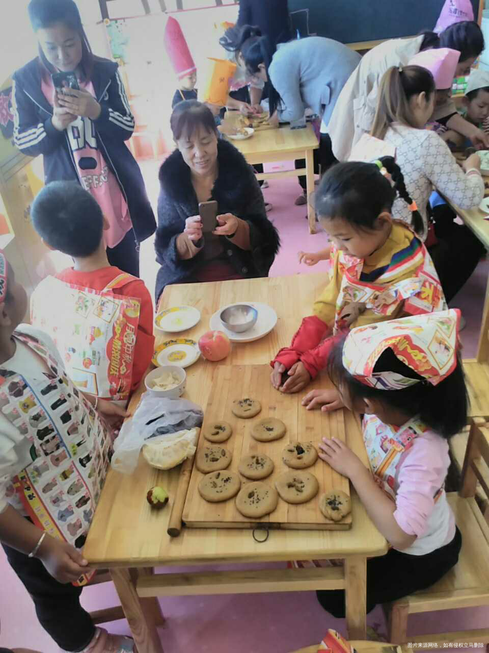 做月饼咯,宝贝们很开心,哈哈