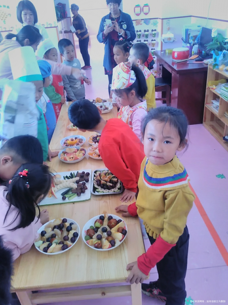 做月饼咯,宝贝们很开心,哈哈