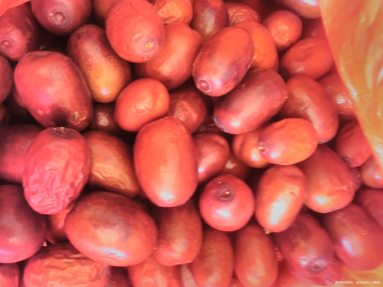 孩子她爸爸又摘回来的红枣