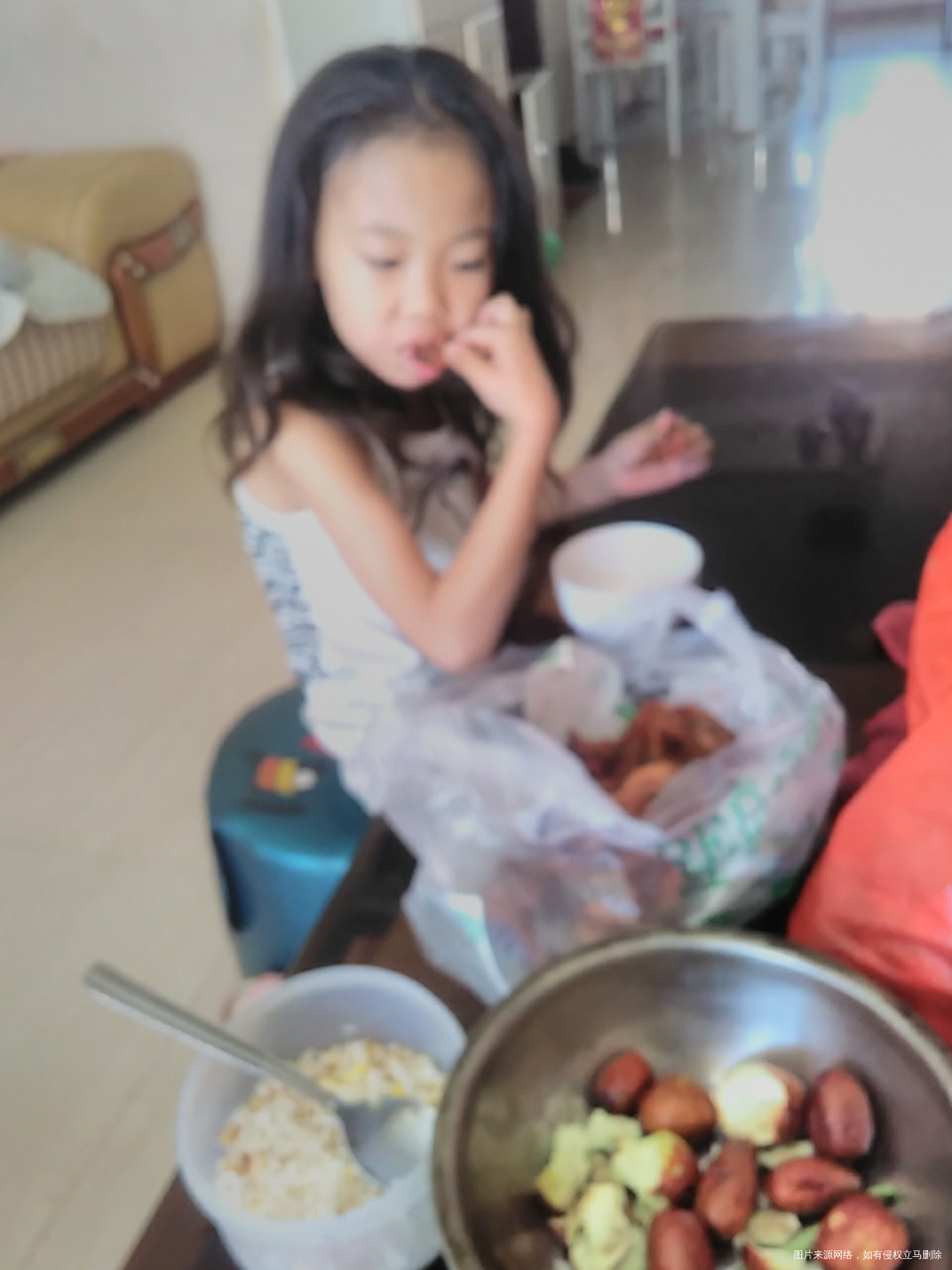 今天中午闺女叫我买的炸鸡架和鸭翅